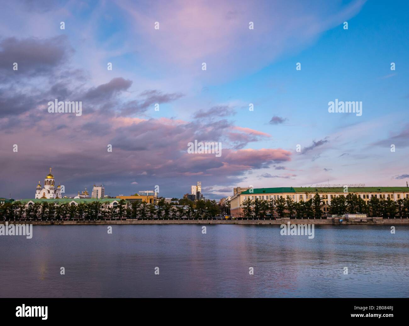 Gorodskoy Prud o el lago de la ciudad, dique del río Iset al atardecer con nubes rosadas, Ekaterimburgo, Siberia, Rusia Foto de stock