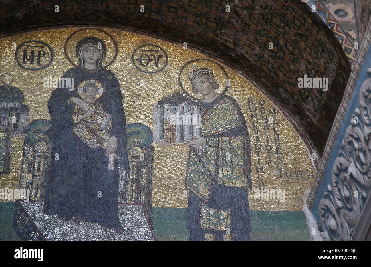 Turquía. Estambul. Hagia Sofía. Mosaico bizantino. Virgen María con Jesús, emperador Constantino el Grande. 994. Foto de stock