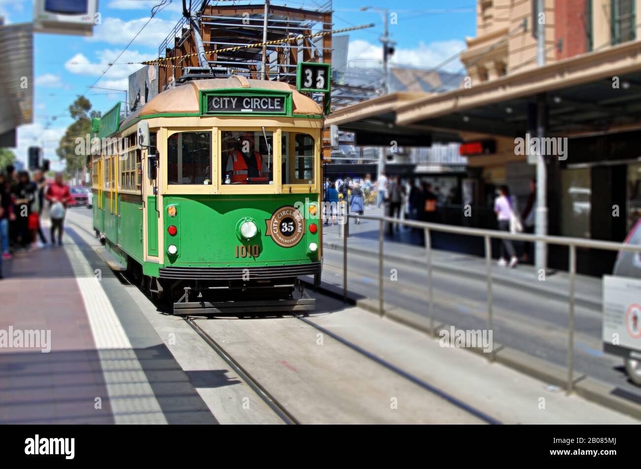 El servicio de tranvía City Circle 35 que opera en una ruta circular dentro del distrito central de negocios de Melbourne, pasando por las principales atracciones turísticas. Foto de stock