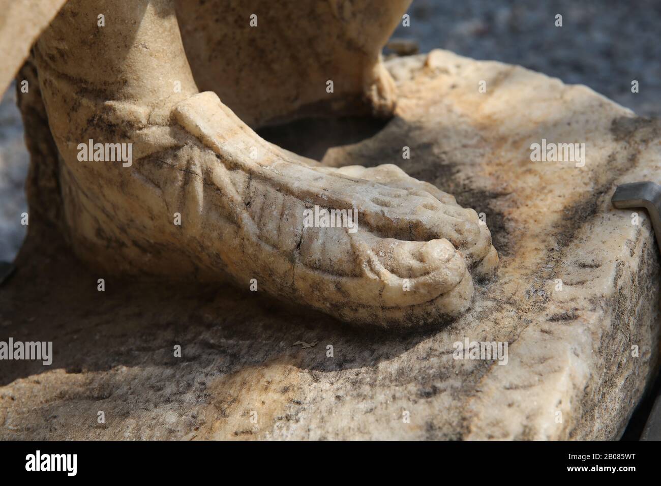 Estatua de un gobernador de Stratonicea (Hadrianapolis). Detalle de una sandalia. Museo De Arqueología Submarina De Bodrum. Turquía. Foto de stock