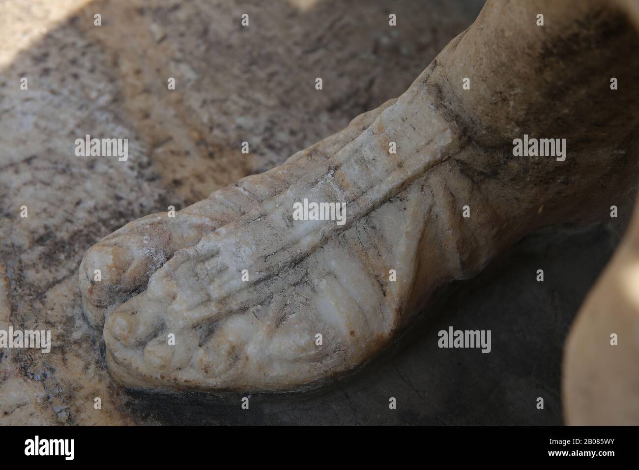 Estatua de un gobernador de Stratonicea (Hadrianapolis). Detalle de una sandalia. Museo De Arqueología Submarina De Bodrum. Turquía. Foto de stock