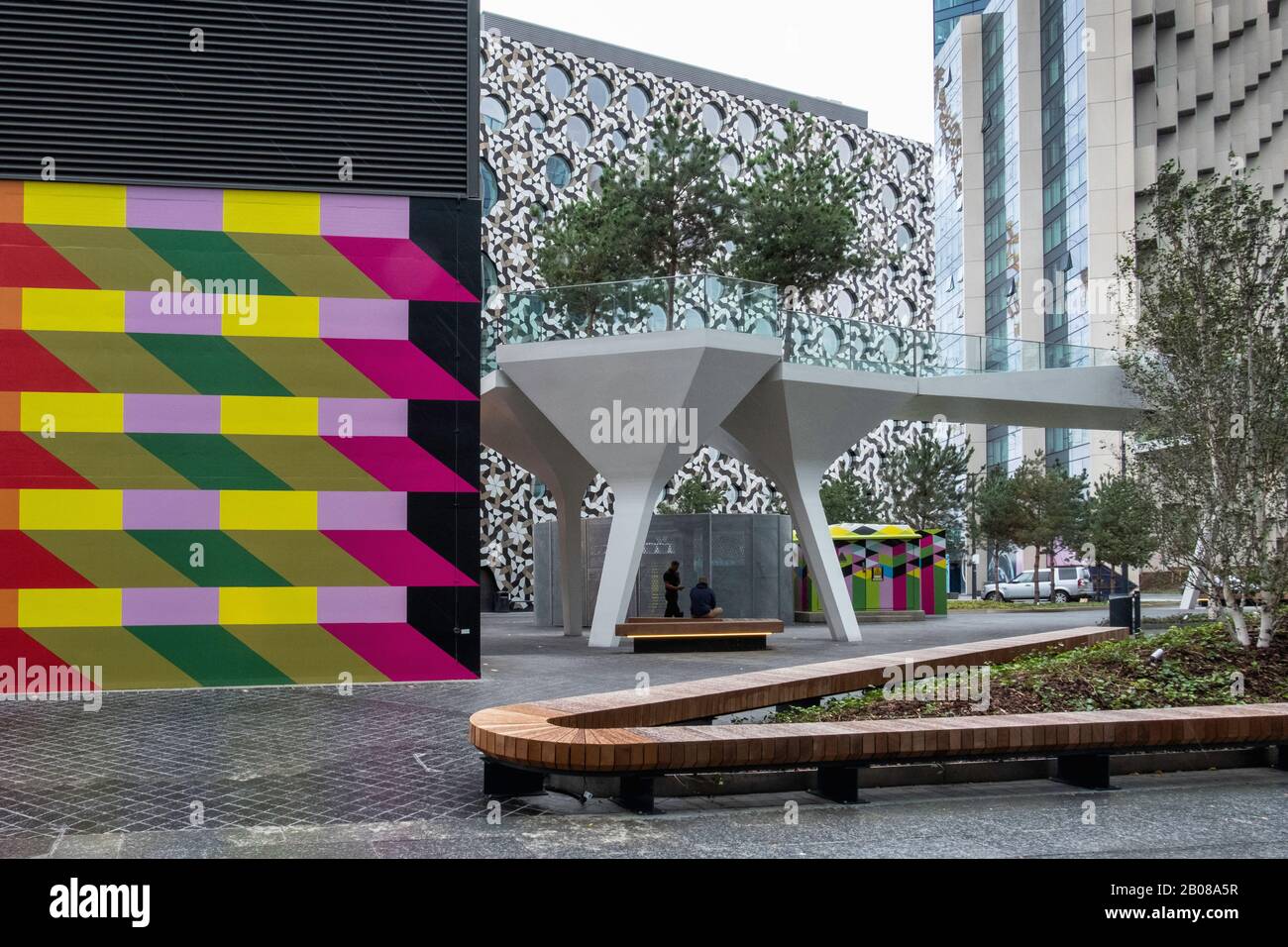 La pasarela elevada de Tide y coloridas obras de arte de Morag Myerscough en los pozos de ventilación subterráneos de Londres, Greenwich Peninsula, Londres, Reino Unido Foto de stock