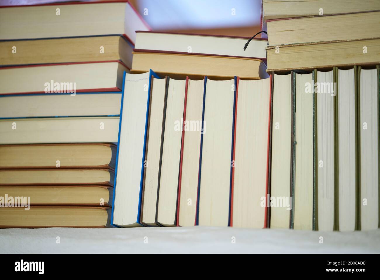 Primer plano de un surtido de libros, la vida moderna Foto de stock