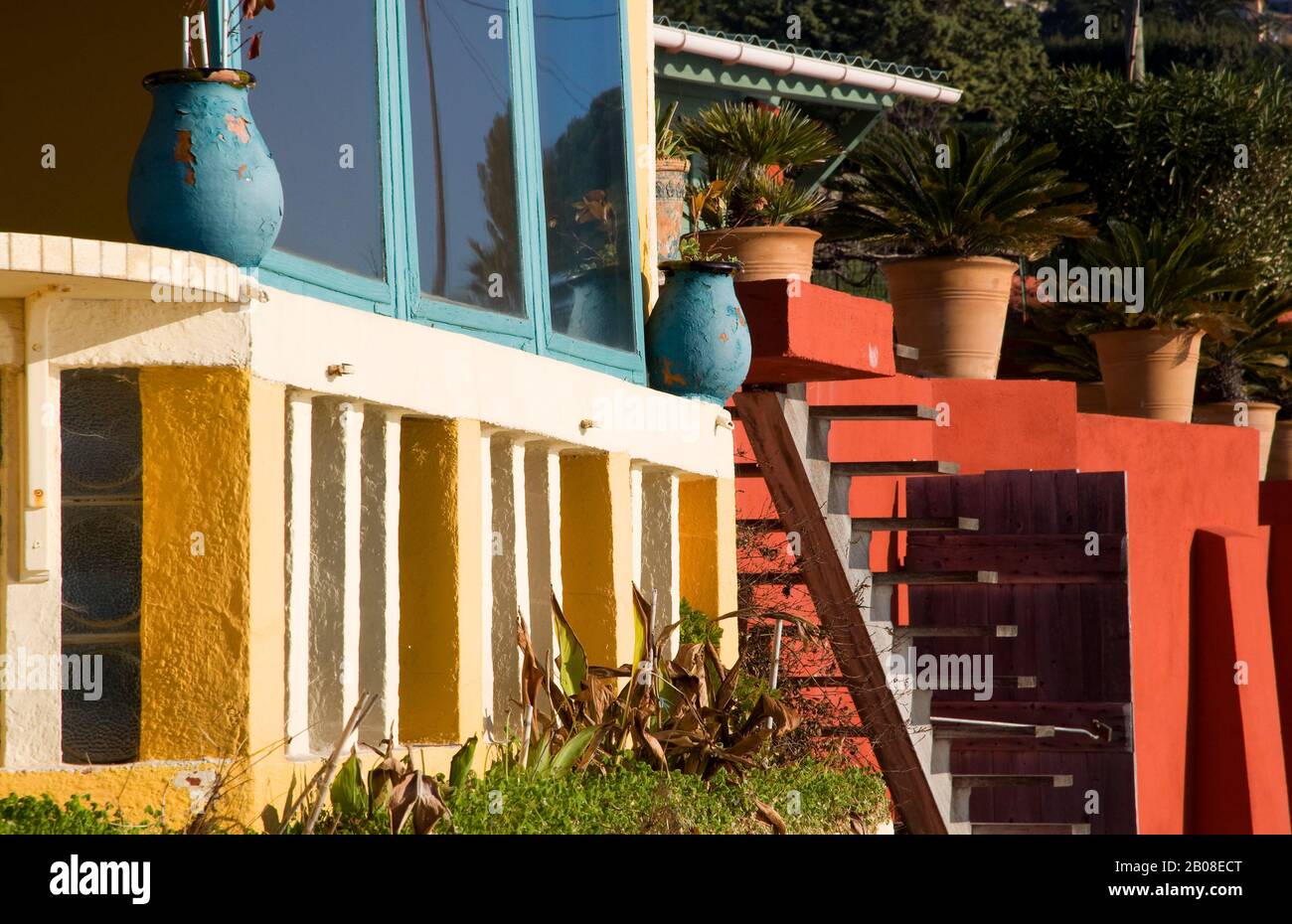 Casas coloridas junto al mar en Carqueiranne le Cadro Fotografía de stock -  Alamy