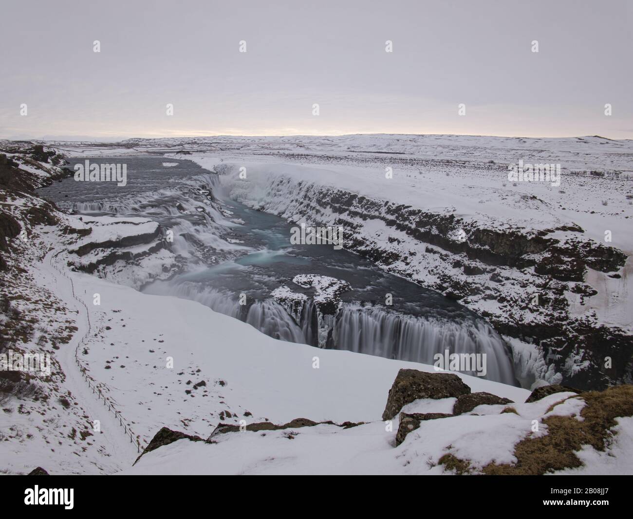 El camino nevado a la cascada de Gullfoss en el sur de Islandia Foto de stock