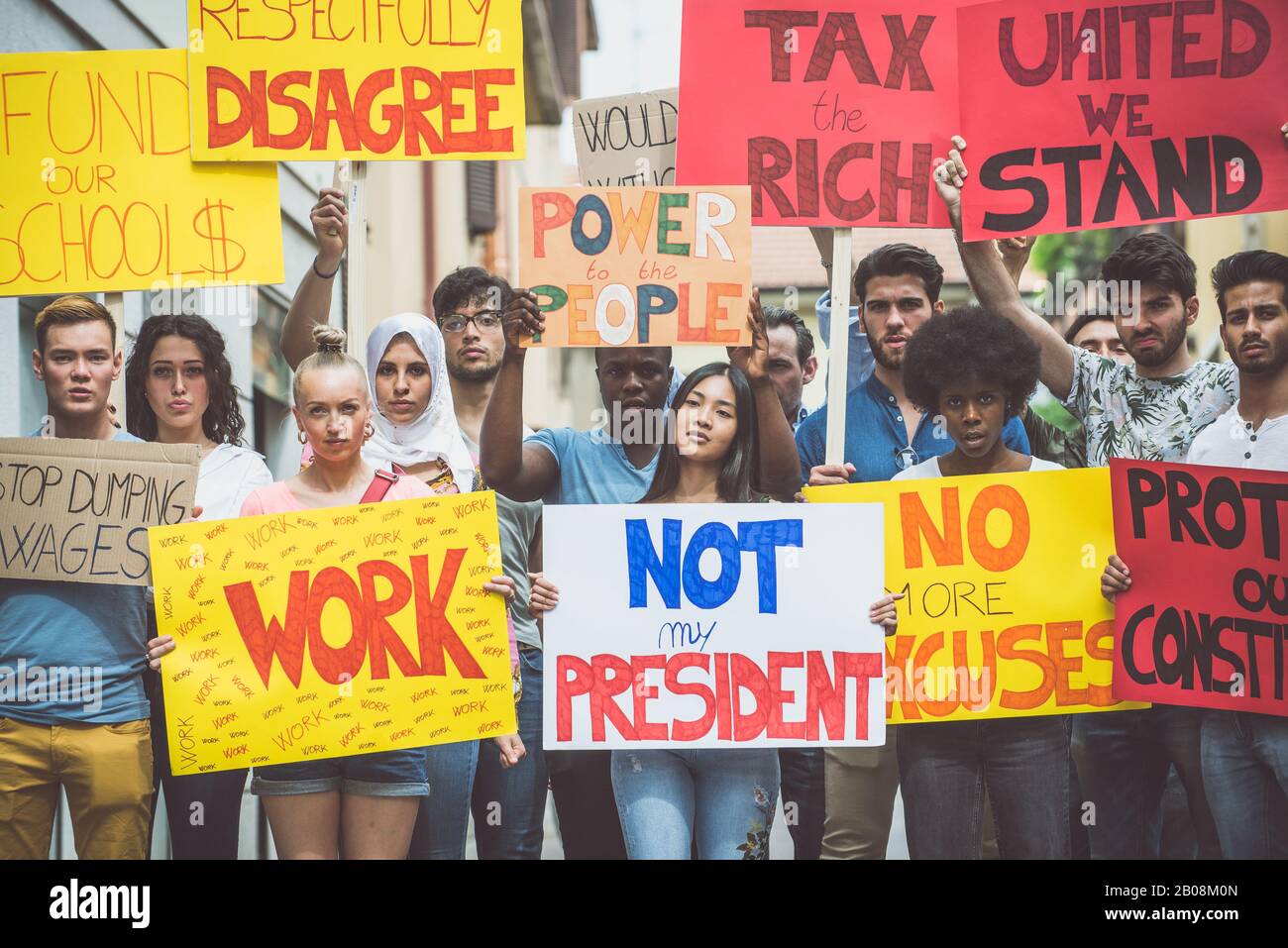 Manifestación pública en la calle contra los problemas sociales y los derechos humanos. Grupo de personas multiétnicas que hacen protestas públicas Foto de stock
