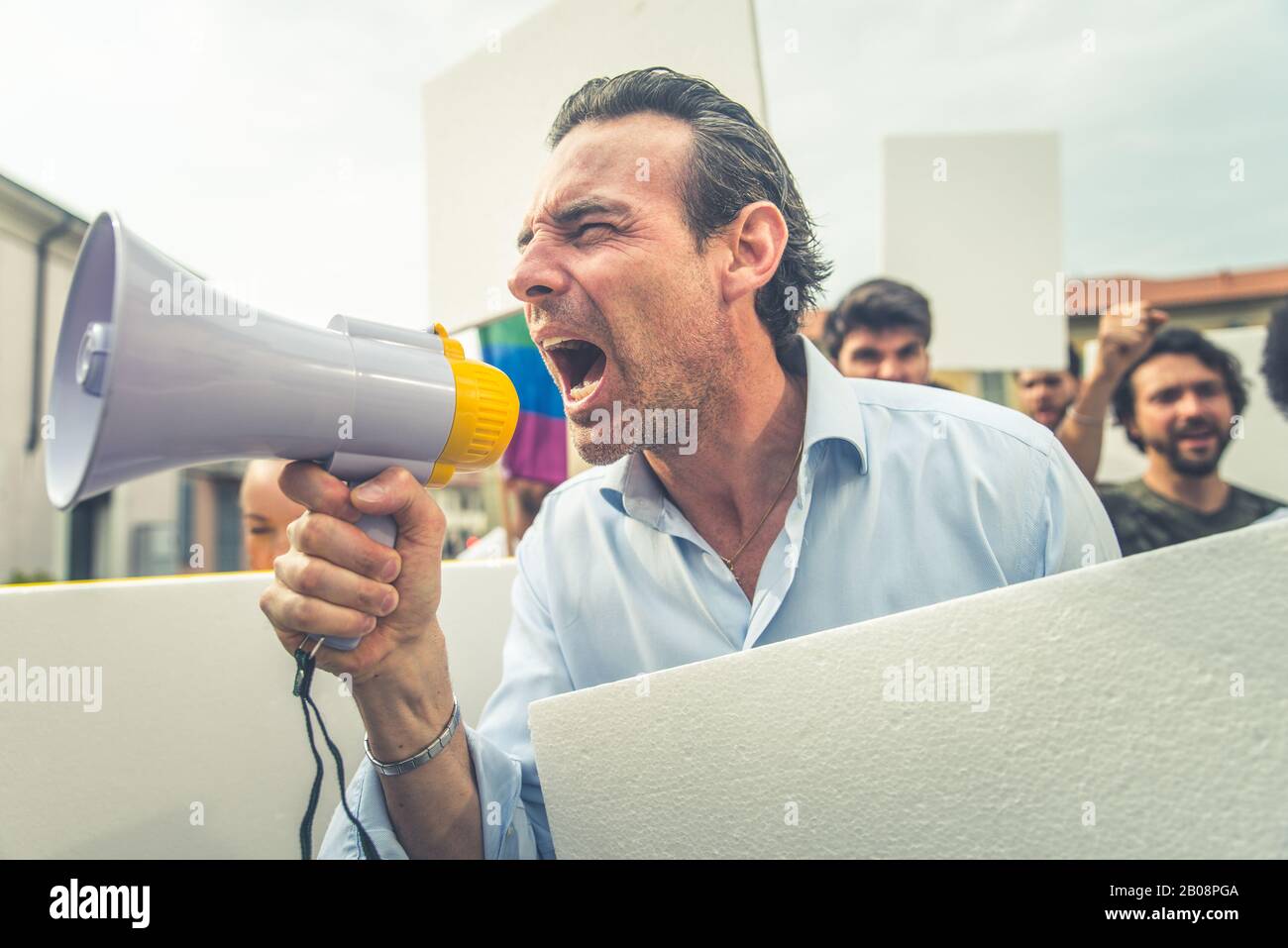 Manifestación pública en la calle contra los problemas sociales y los derechos humanos. Grupo de personas multiétnicas que hacen protestas públicas Foto de stock