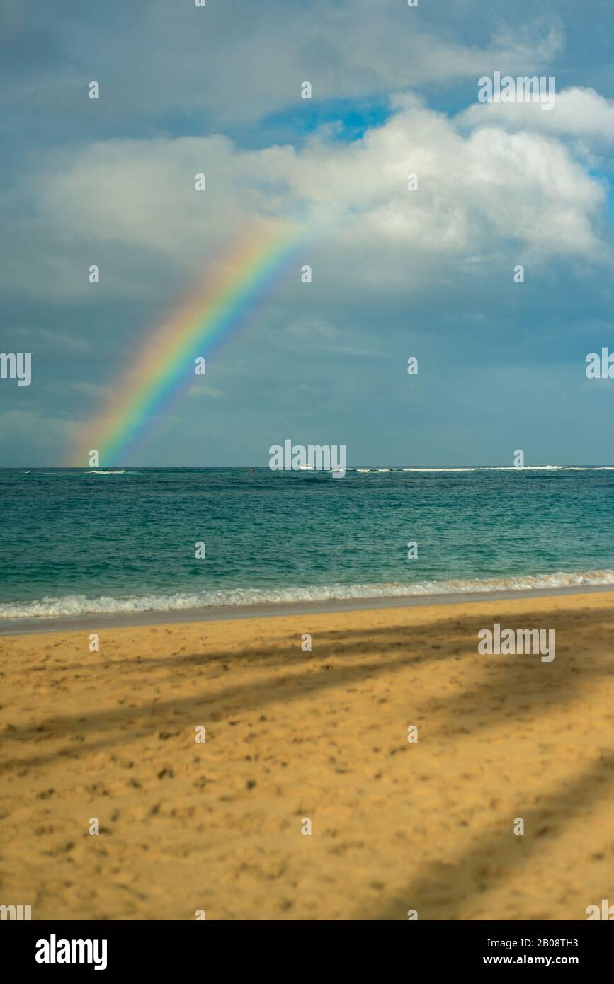 Arco iris Sobre el océano desde una playa en Oahu Hawaii Foto de stock
