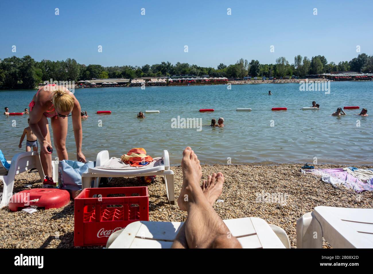 Podrá nadar y tomar el sol en Ada Cingalija, la playa de Belgrado, Serbia. Foto de stock