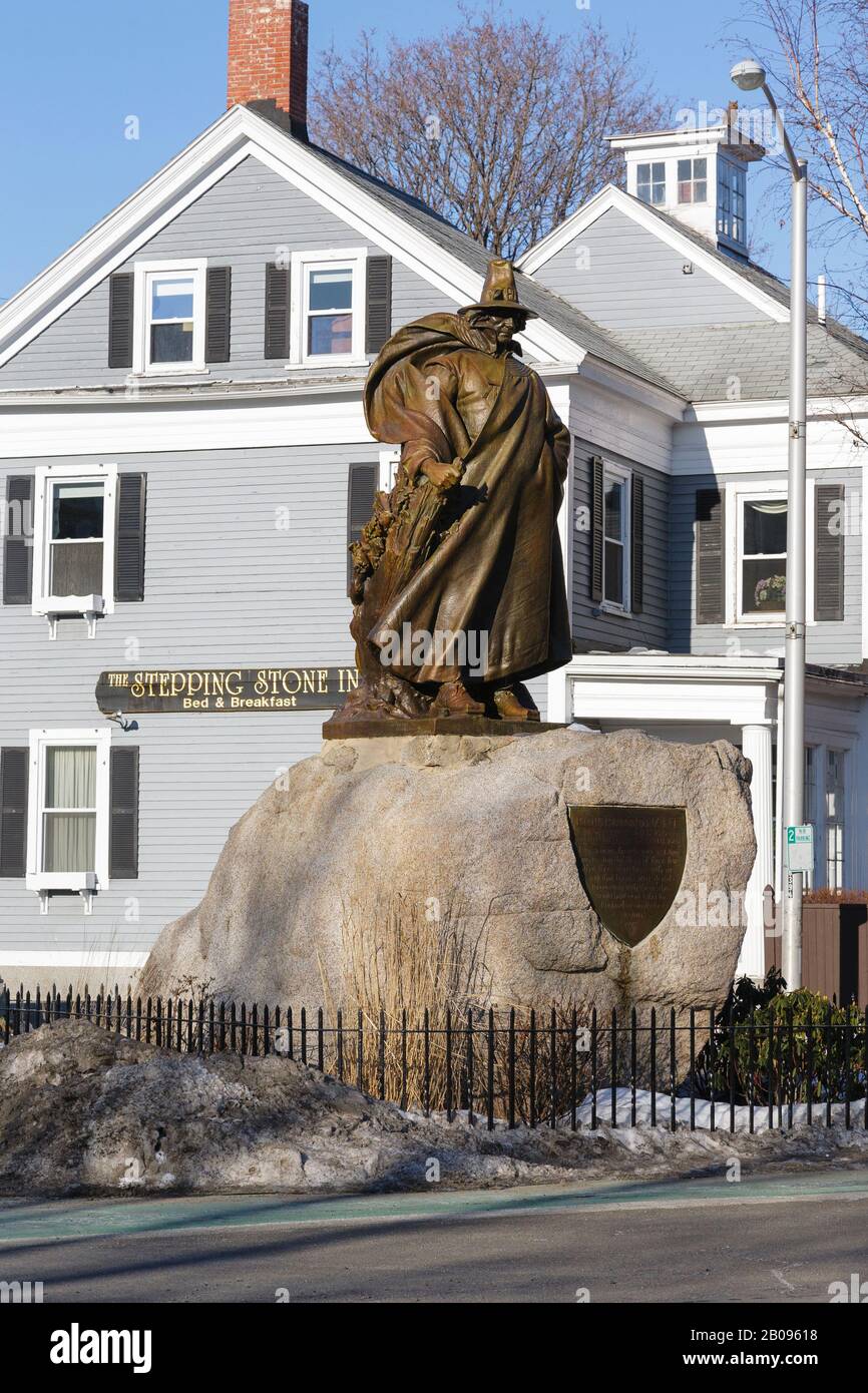 La estatua de Roger Conant, el fundador de Salem, frente al Museo Salem  Witch en Salem, Massachusetts EE.UU. Este museo trata sobre la prueba de  brujas Fotografía de stock - Alamy