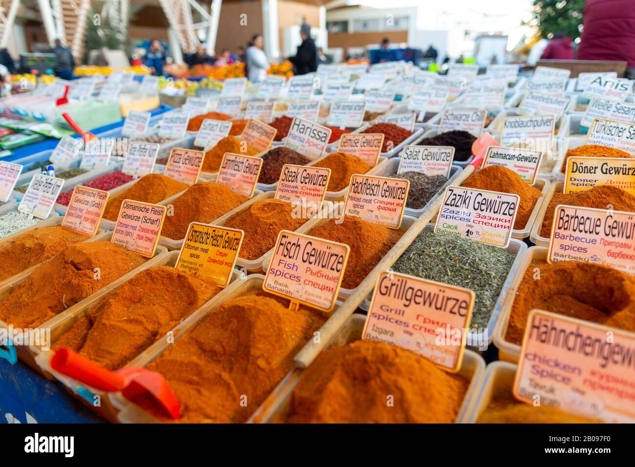 Antalya / TURQUÍA - 20 DE ENERO de 2020: Especias turcas se encuentra en un mercado Foto de stock