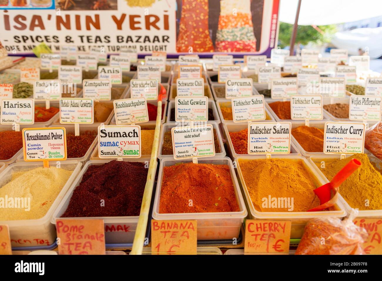 Antalya / TURQUÍA - 20 DE ENERO de 2020: Especias turcas se encuentra en un mercado Foto de stock