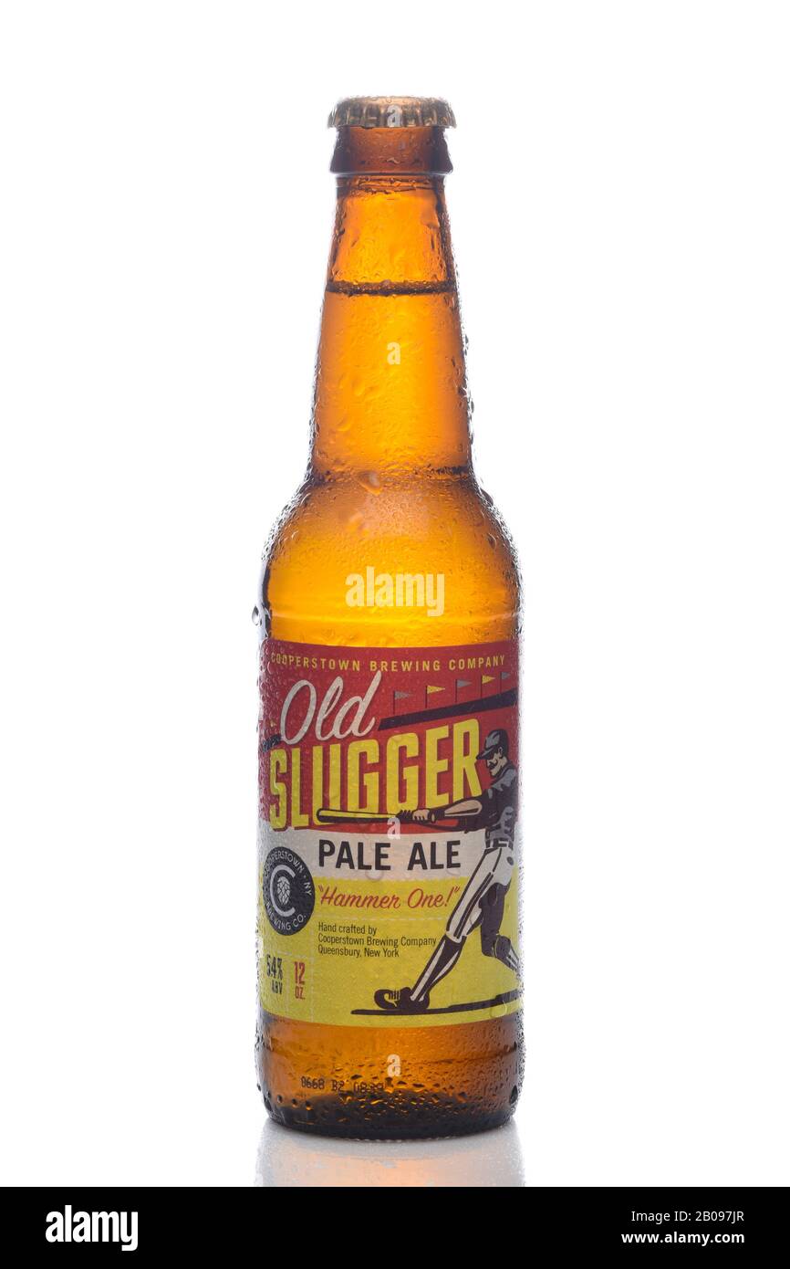 Irvine, CALIFORNIA - 5 DE MARZO de 2019: Una botella de Old Slugger Pale Ale, elaborada por Cooperstown Brewing Company, en Queensbury, Nueva York. Foto de stock