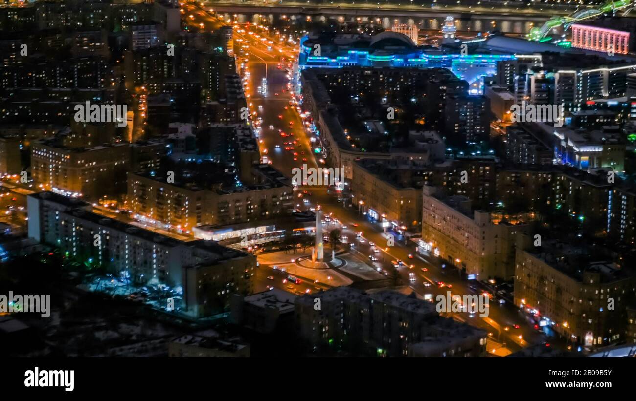 Vista aérea - tráfico de coches en la calle nocturna de la ciudad Foto de stock