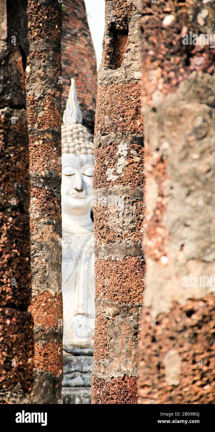 Anient sukothai parque histórico, Patrimonio de la Humanidad de la Unesco. Herencia Budismo. Vista desde un ángulo diferente Foto de stock