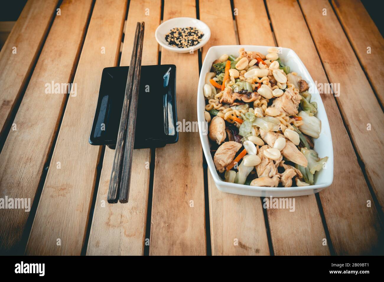 Yakissoba, un plato tradicional chino en una mesa de madera Foto de stock