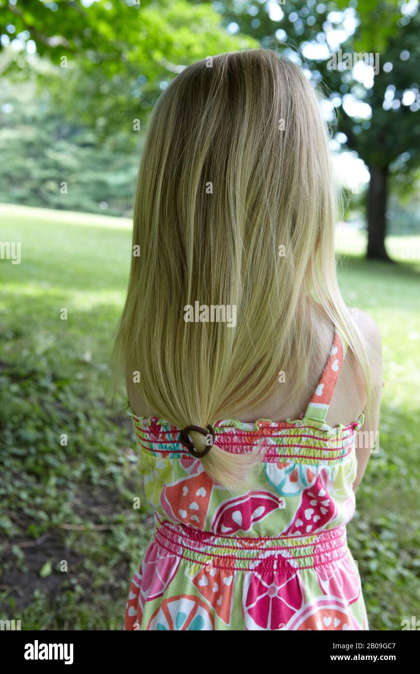 Vista posterior de 3 años de edad con pelo rubio Foto de stock