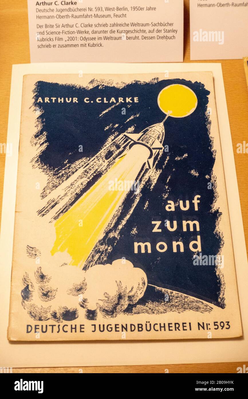 'Auf zum mond' ('Off to the Moon') de Arthur C. Clarke en el Museo de Comunicaciones (parte del Museo del Transporte de Nuremberg), Nuremberg, Alemania. Foto de stock