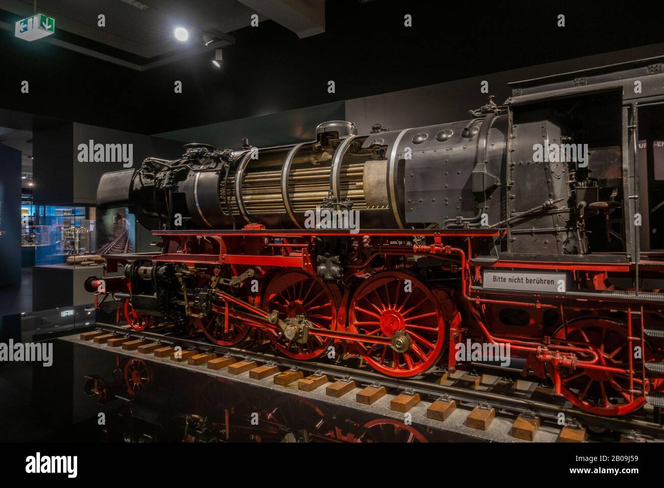 Corte de un tren de vapor reducido que se muestra en el Museo de Comunicaciones (parte del Museo del Transporte de Nuremberg), Nuremberg, Alemania. Foto de stock