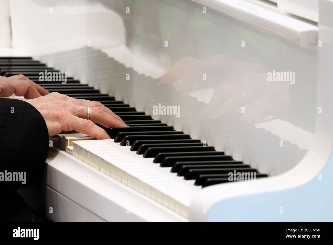 Piano en vivo fotografías e imágenes de alta resolución - Alamy