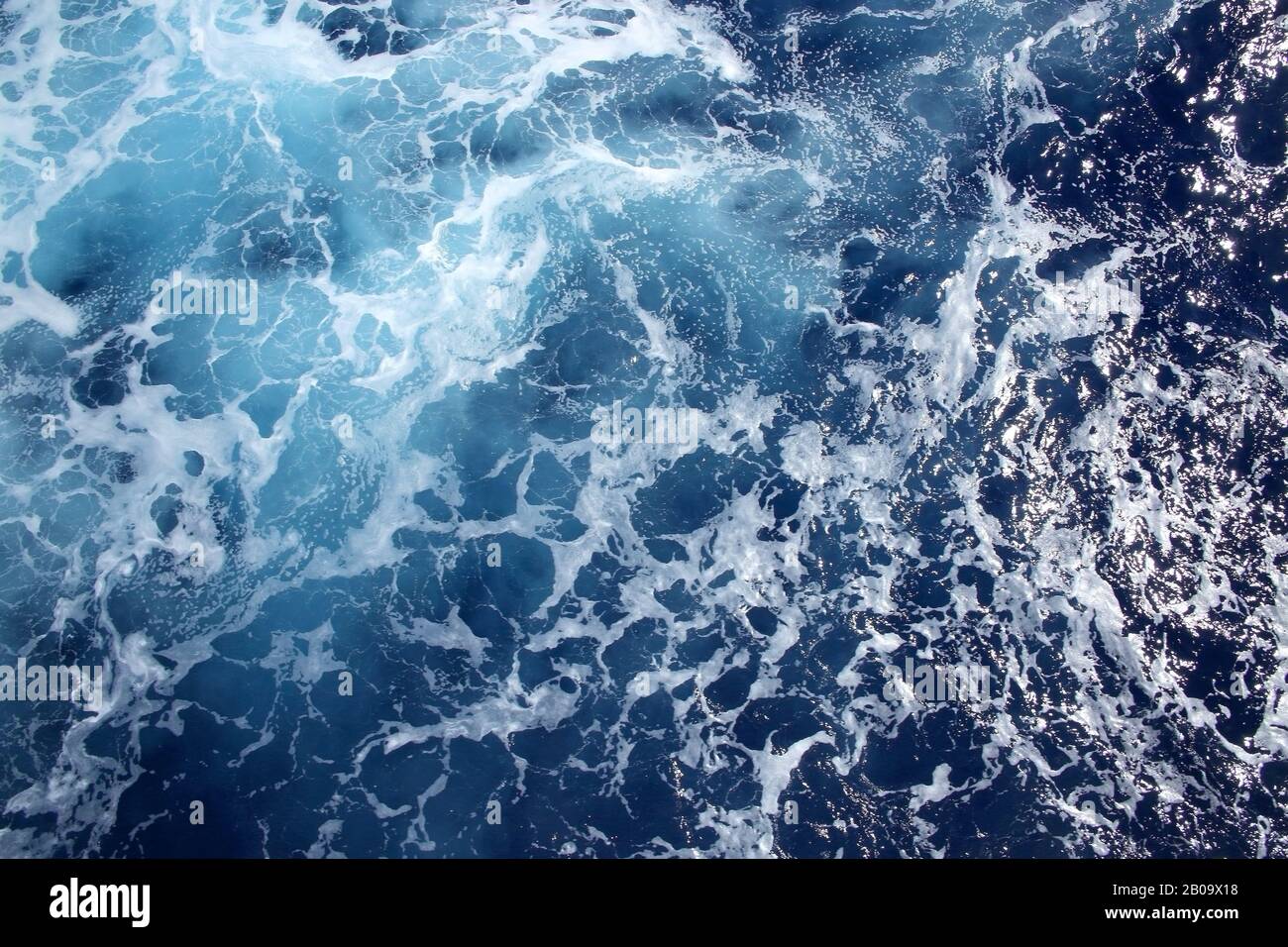 El océano con oleaje y ondas de espuma en la parte superior, el Atlántico. Foto de stock
