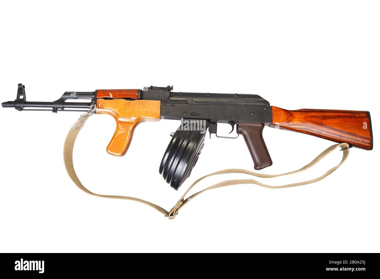 Rifle de asalto AK 47 con cargador de tambor redondo 75 aislado sobre fondo  blanco Fotografía de stock - Alamy
