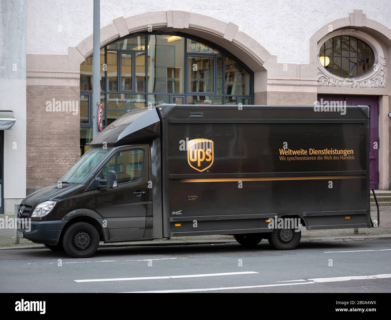 Berlín, ALEMANIA - 9 DE FEBRERO de 2020: Camión pequeño de la compañía de  la entrega del paquete UPS En Berlín, Alemania Fotografía de stock - Alamy