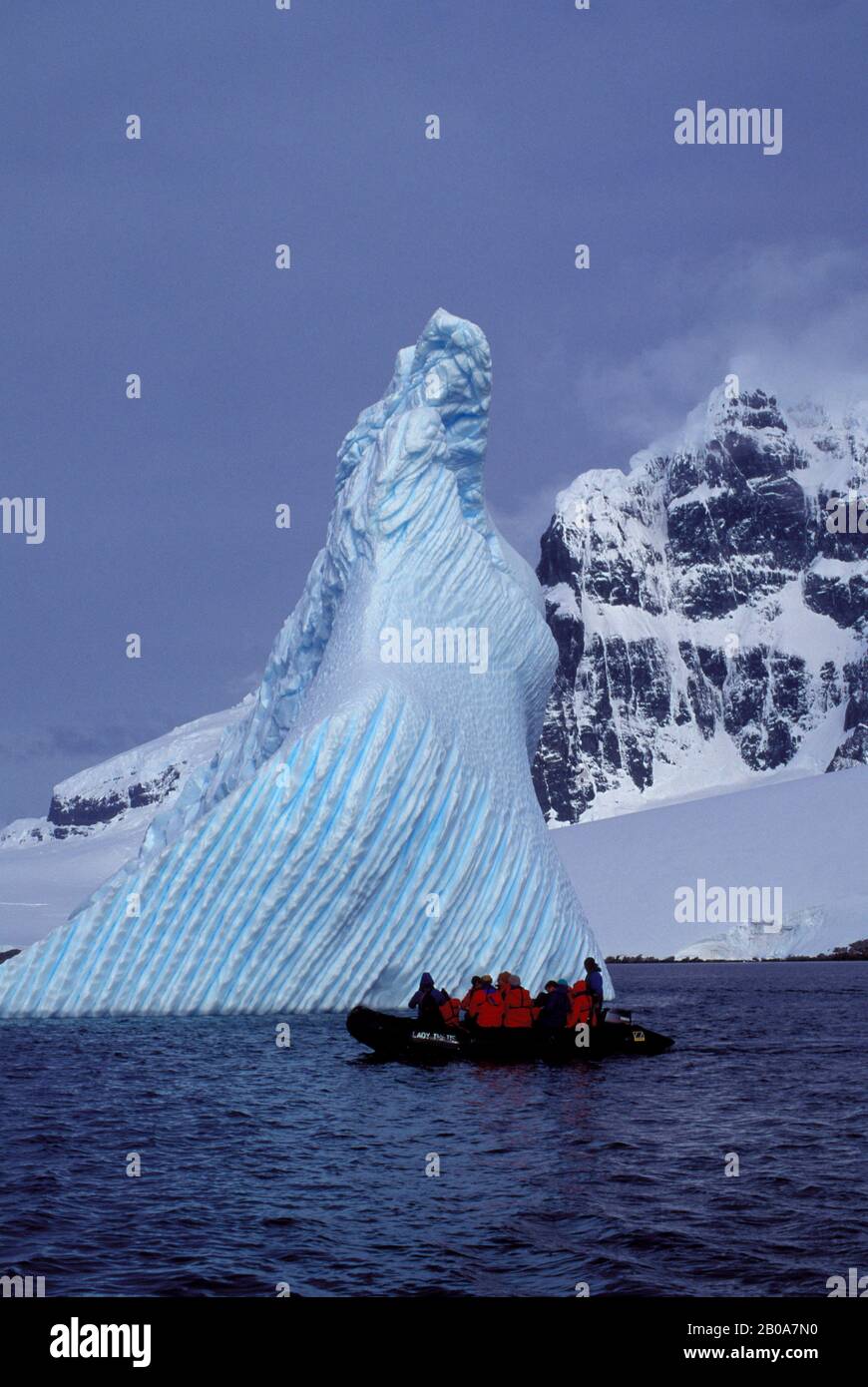 PENÍNSULA ANTÁRTICA, PUERTO LOCKROY, ICEBERG CON ZODIAC Foto de stock