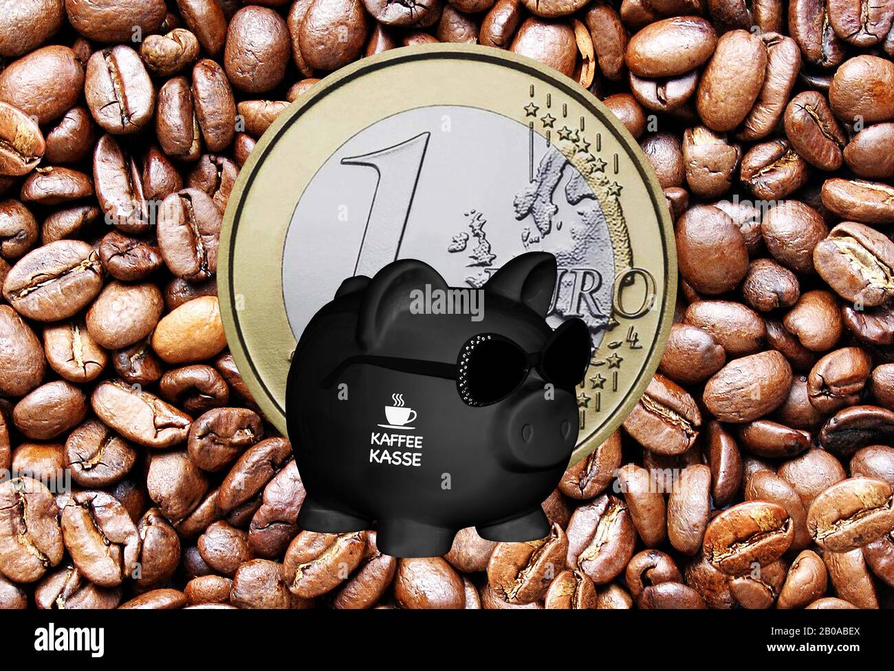 Banco negro piggy con gafas de sol con las letras Kaffeekasse, kitty, granos de café y 1 euro moneda en el fondo, componiendo Foto de stock