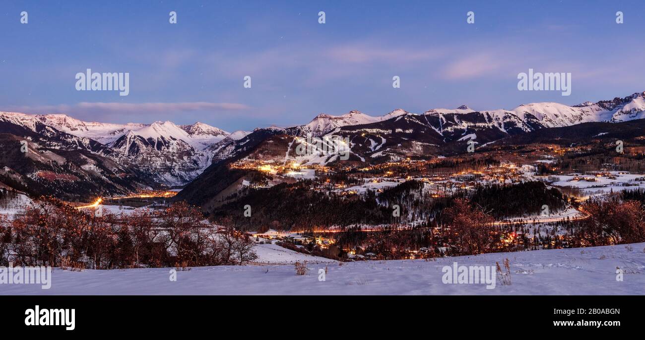 Vista Panoramica De Invierno De Las Montanas De San Juan Mountain Village Y Telluride Colorado Estados Unidos Fotografia De Stock Alamy