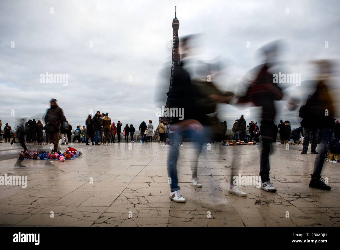 Los turistas caminan por el Trocadero cerca de la Torre Eiffel en París. Foto de stock