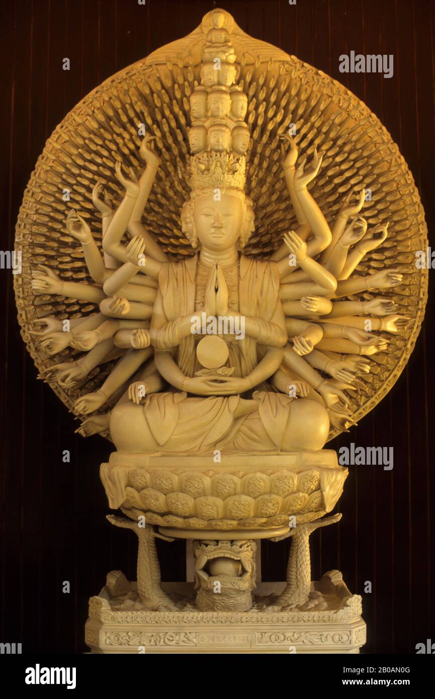 VIETNAM, CIUDAD HO CHI MINH (SAIGÓN), MUSEO DE HISTORIA, ESTATUA DE KUAN YIN, 1000 OJOS Y BRAZOS, 1656 Foto de stock