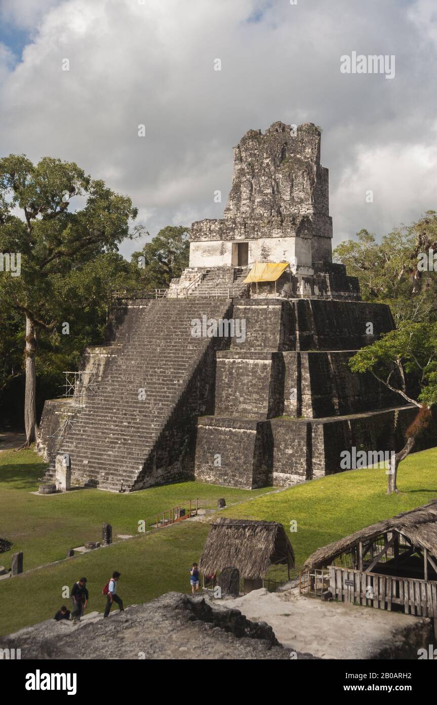 Guatemala, Parque Nacional Tikal, Gran Plaza, Templo II, Templo de las  Máscaras, 8º C AD; Patrimonio de la Humanidad de la UNESCO Fotografía de  stock - Alamy