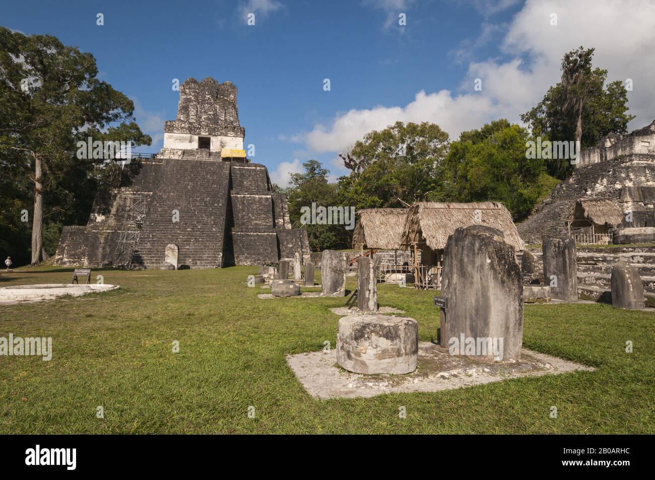 Guatemala, Parque Nacional Tikal, Gran Plaza, Templo II, Templo de las Máscaras, 8º C AD; Patrimonio de la Humanidad de la UNESCO Foto de stock