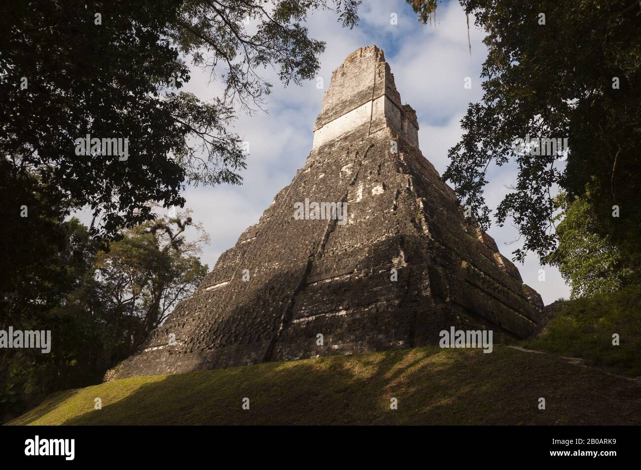 Guatemala, Parque Nacional Tikal, Gran Plaza, Templo II, Templo de las Máscaras, 8º C AD; Patrimonio de la Humanidad de la UNESCO Foto de stock