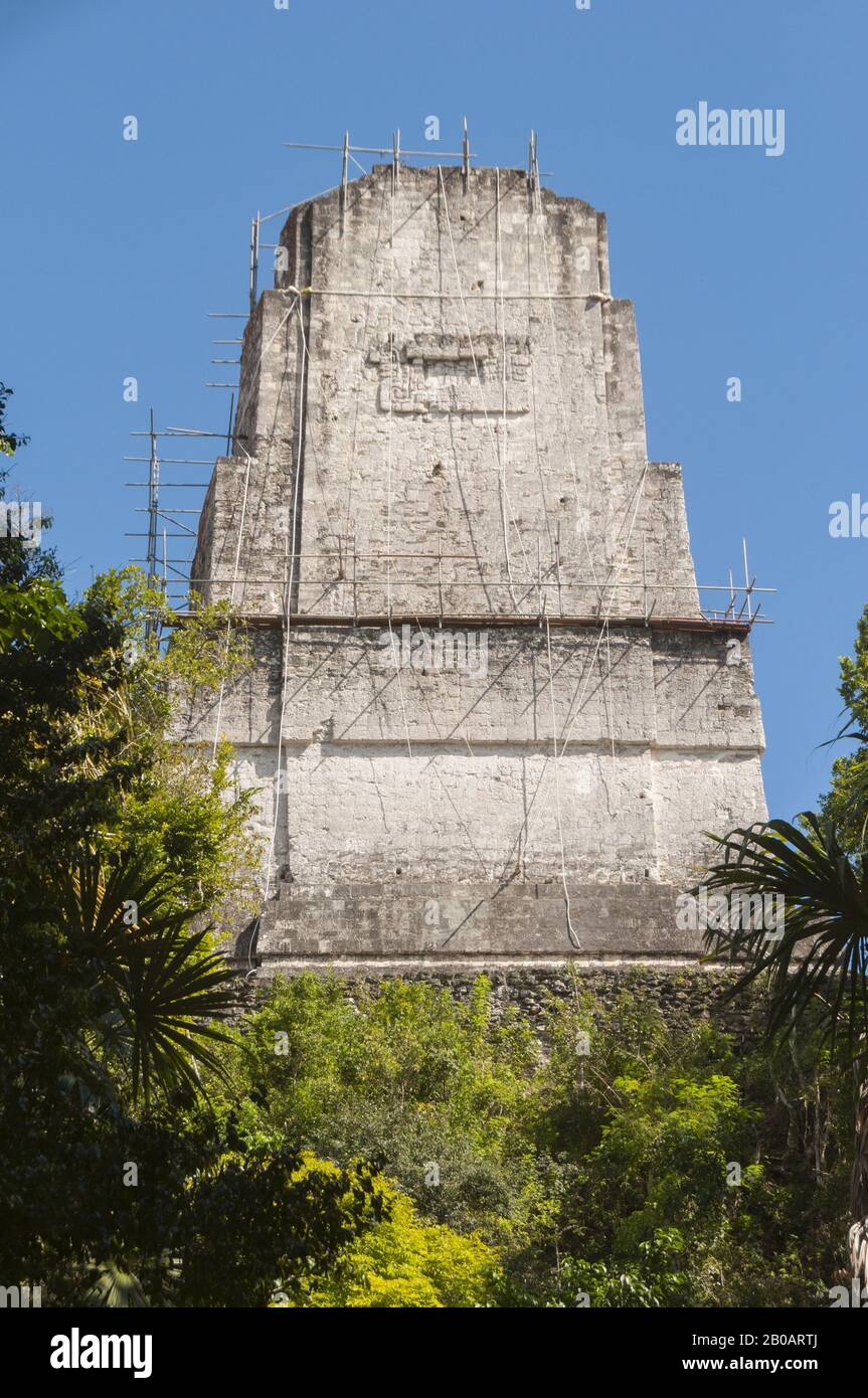 Guatemala, Parque Nacional Tikal, Templo III, Templo del Sacerdote Jaguar, parcialmente escavado y en proceso de restauración; Patrimonio de la Humanidad de la UNESCO Foto de stock