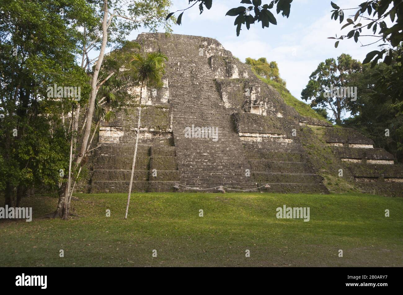 Guatemala, Parque Nacional Tikal, Mundo perdido, Pirámide del Mundo, 700 AC, más antiguo de Tikal, arquitectura talud-tablero; Patrimonio de la Humanidad de la UNESCO Foto de stock
