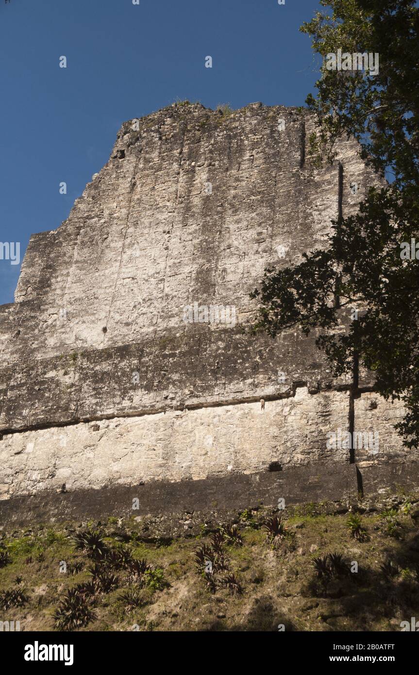 Guatemala, Parque Nacional Tikal, Templo VI, Templo de las Inscripciones, 736-766 AD; Patrimonio de la Humanidad de la UNESCO Foto de stock