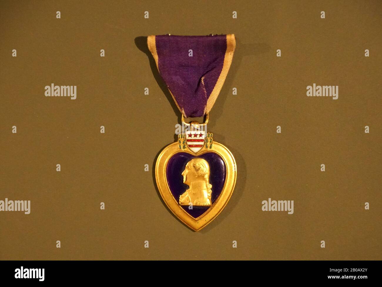 Nueva Orleans, Louisiana, EE.UU. - 5 de febrero de 2020 - la medalla de decoración militar del corazón Púrpura sobre un fondo aislado marrón claro Foto de stock
