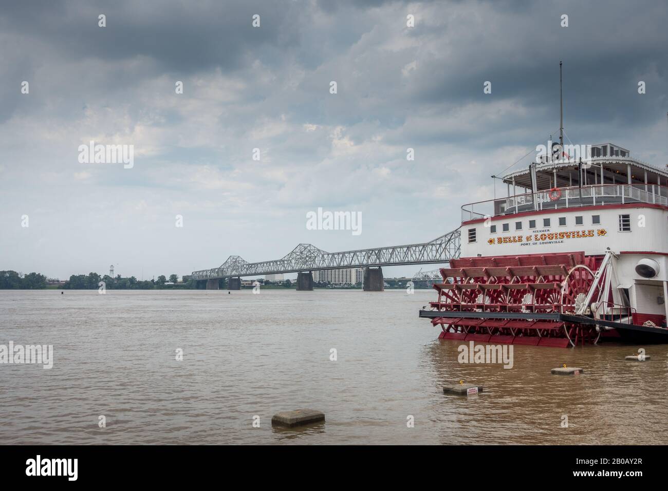 Louisville, Kentucky, 17 de julio de 2015: El barco de vapor Belle of Louisville está amarrado en el muelle del centro de Louisville Foto de stock