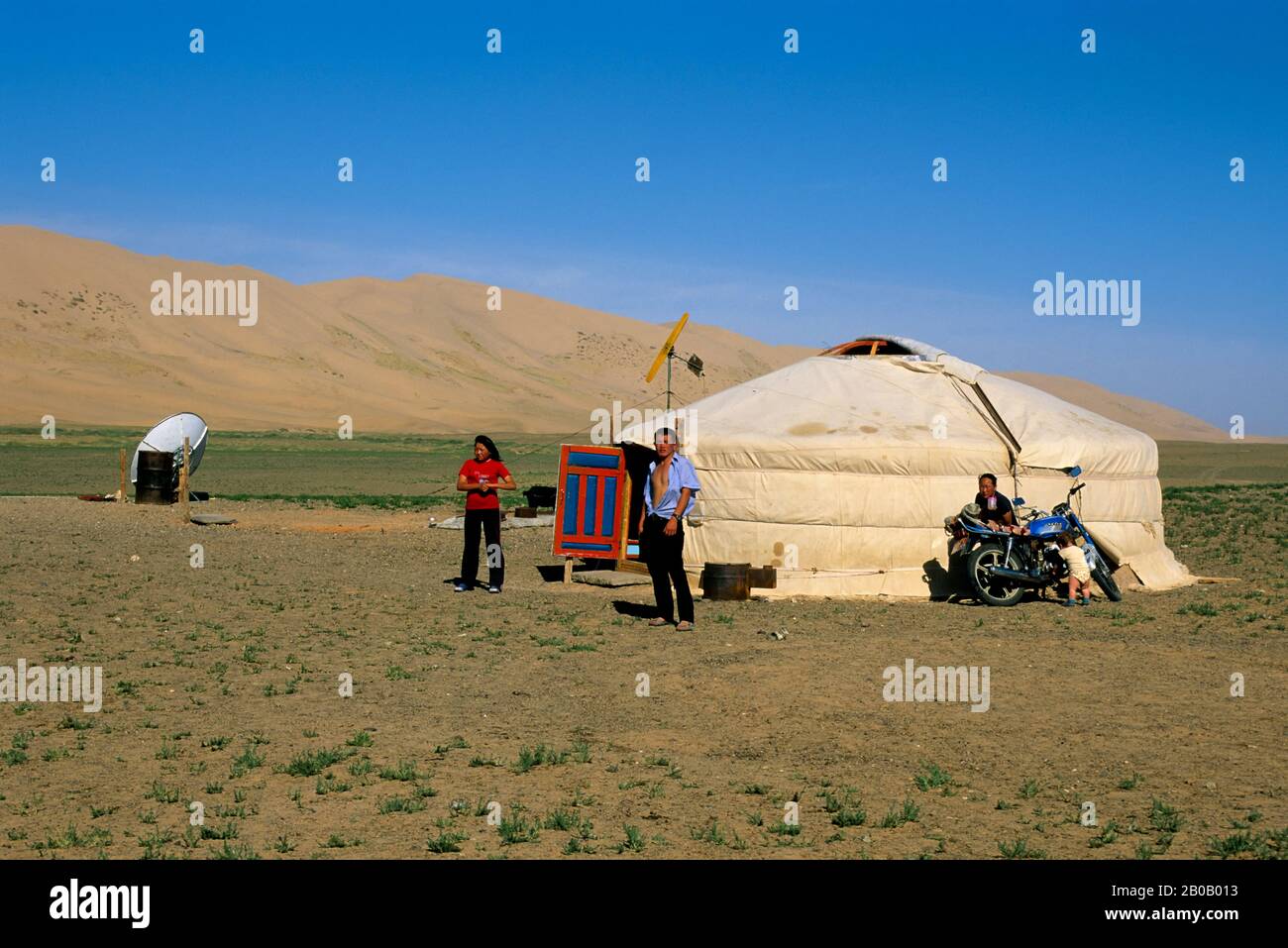 MONGOLIA, CERCA DE DALANZADGAD, DESIERTO DE GOBI EN KHONGORYN ELS (DUNAS DE ARENA), GER (YURT), FAMILIA Foto de stock