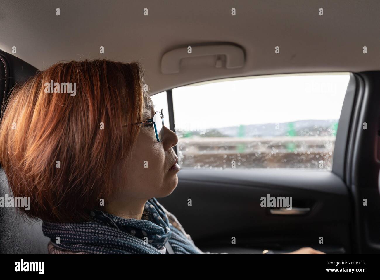 Mujer en el coche durmiendo. Foto de stock