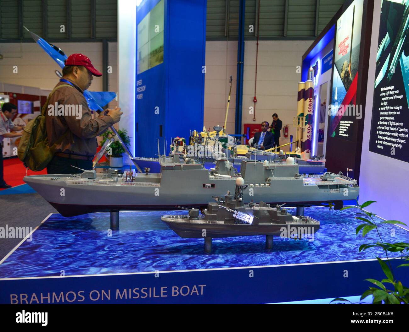 Singapur - 12 De Febrero De 2020. Mostrando modelos de equipo de armas en Changi, Singapur. Los costos de defensa están aumentando, especialmente en Asia oriental. Foto de stock