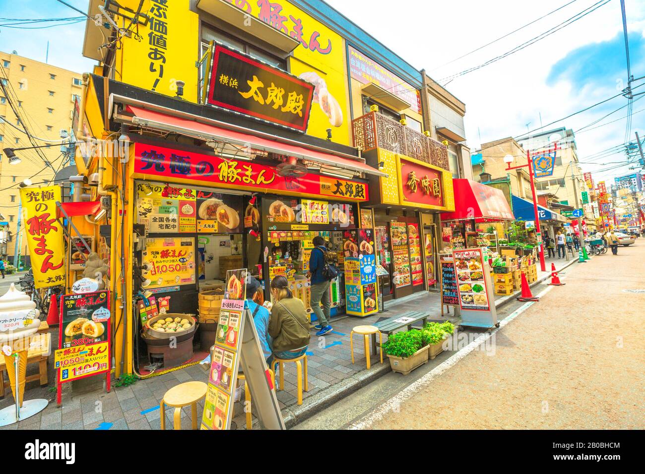 Yokohama, Japón - 21 de abril de 2017: Yokohama Chinatown, el barrio chino más grande de Japón en el centro de Yokohama, cuya principal atracción es la cocina ofrecida Foto de stock