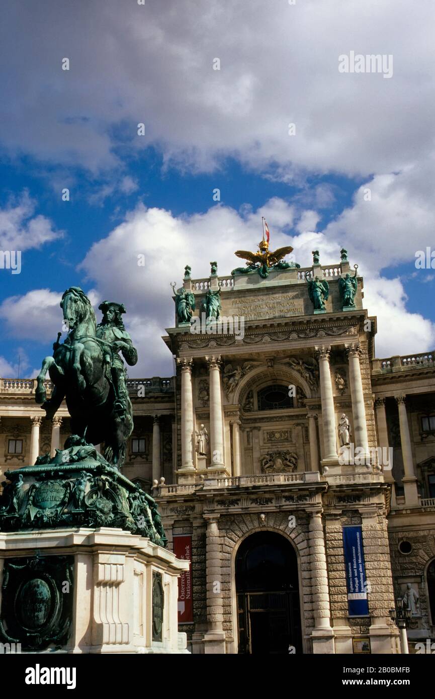 AUSTRIA, VIENA, PALACIO HOFBURG, PLAZA DE LOS HÉROES, MONUMENTO A