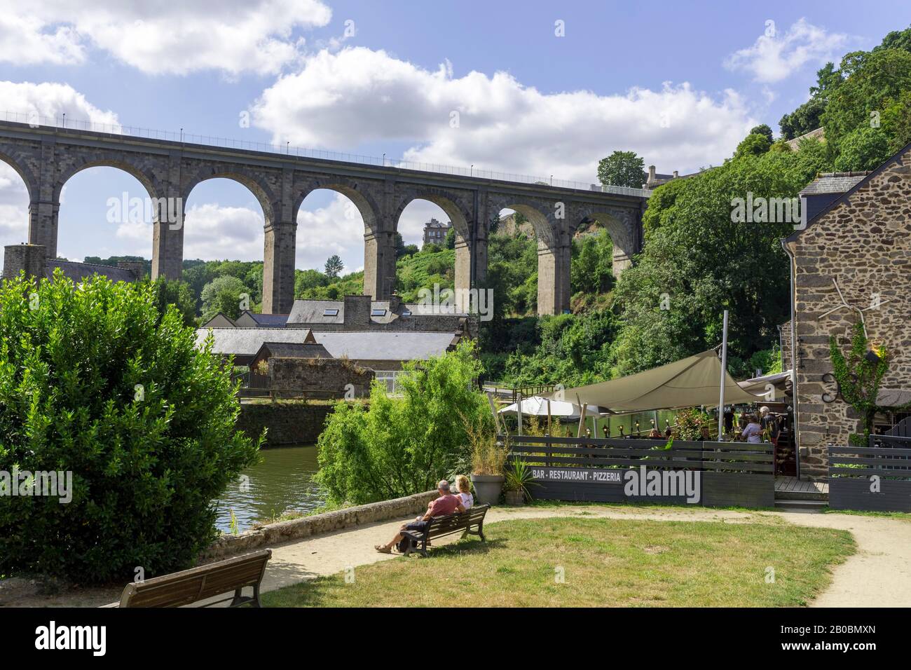 Viaducto sobre el río la Rance, Dinan, Departement Cotes-d'Armor, Francia Foto de stock