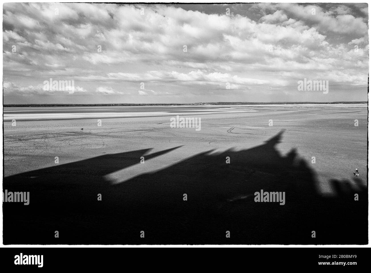 Sombra en la marea baja, Mont-Saint-Michel, Departement Ille-et-Vilaine, Francia Foto de stock