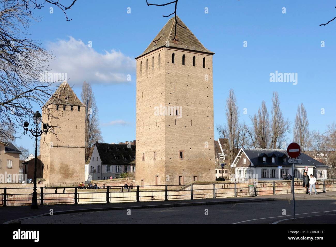 Una vista de las torres de guardia en Estrasburgo, Francia Foto de stock
