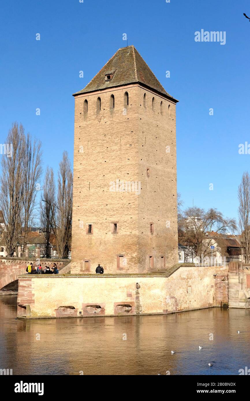 Una vista de una de las torres de guardia en Estrasburgo, Francia Foto de stock