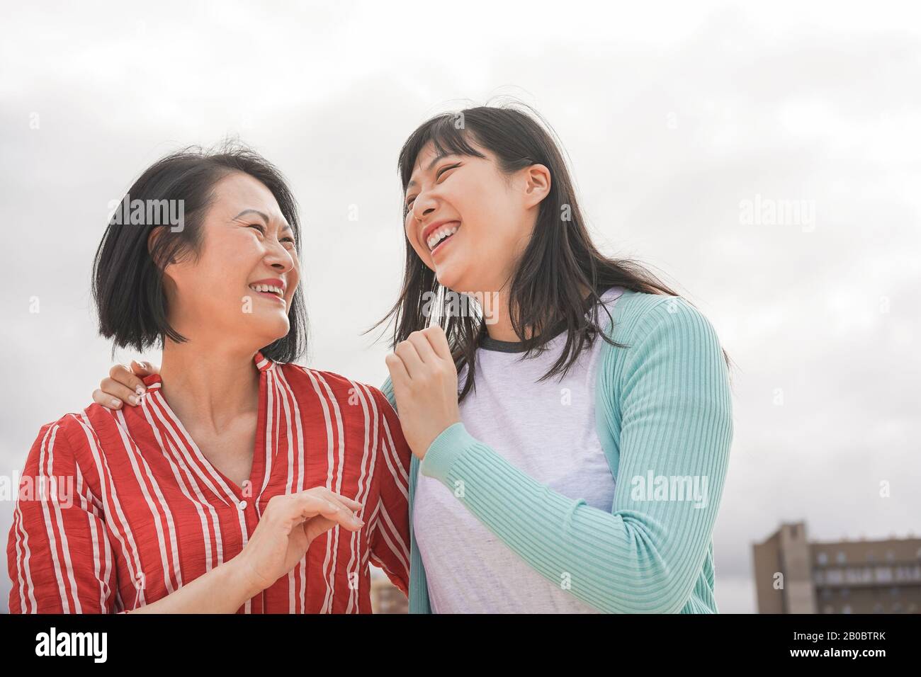 Madre e hija asiáticas divertirse al aire libre - Feliz familia gente disfrutando del tiempo togehter alrededor de la ciudad en Asia - Amor, estilo de vida de paternidad, mamá tierna Foto de stock